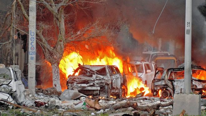 На месте теракта в отеле Ambassador, Могадишо, Сомали, горят разбитые автомобили - среда, 1 июня 2016 года