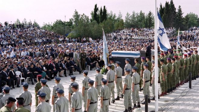 Общий вид похорон израильского премьер-министра Ицхака Рабина на военном кладбище в Иерусалиме на горе Герцль 6 ноября 1995 года