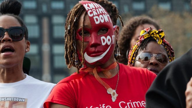 Демонстранты призывают к действиям против насильственных преступлений в Лондоне в апреле 2019 года