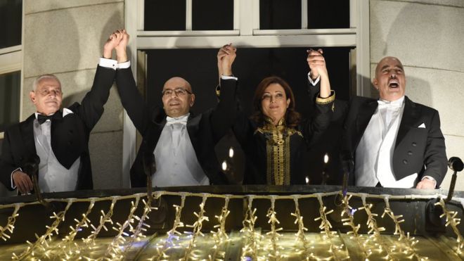 Лауреаты Нобелевской премии мира Тунисского квартета национального диалога на балконе гранд-отеля в Осло приветствуют доброжелателей 10 декабря 2015 года