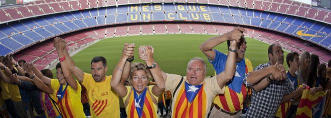 Каталонцы связывают оружие в стремлении создать 400-километровую (250-мильную) человеческую цепь, что является частью кампании за независимость от Испании во время Национального дня Каталонии, или Диады, на стадионе ФК Барселона Камп Ноу в Барселоне 11 сентября 2013 года | ||