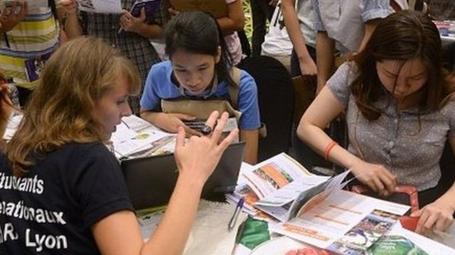 Học sinh tìm hiểu cơ hội du học trong một ngày hội du học Pháp tại Hà Nội.