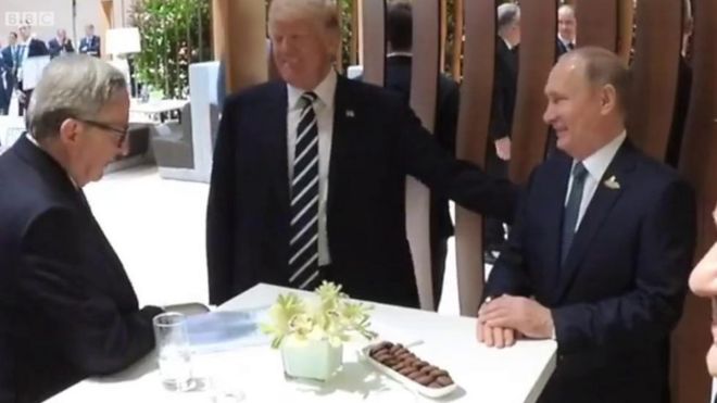 После рукопожатия Дональд Трамп погладил Владимира Путина по плечу.