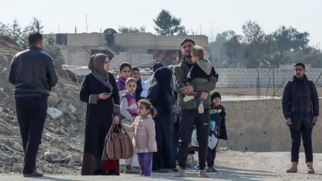 سوريون يفرون من منازلهم في حي الغويران في مدينة الحسكة الشمالية في 22 كانون الثاني/ يناير 2022