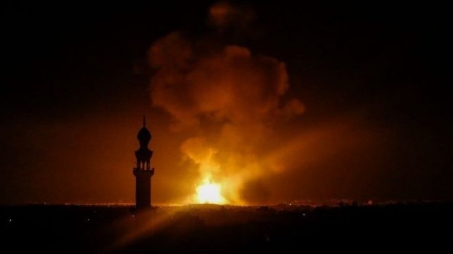 تظهر صورة تم التقاطها في رفح جنوب غزة، في 5 مايو 2019، انفجارًا في أعقاب غارة جوية شنتها إسرائيل على القطاع