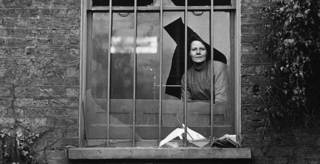Женщина в тюрьме Холлоуэй после взрыва суфражистками, 1913 г.