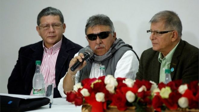 Иисус Сантрич (в центре) выступает на пресс-конференции в Боготе (16/11/2017)