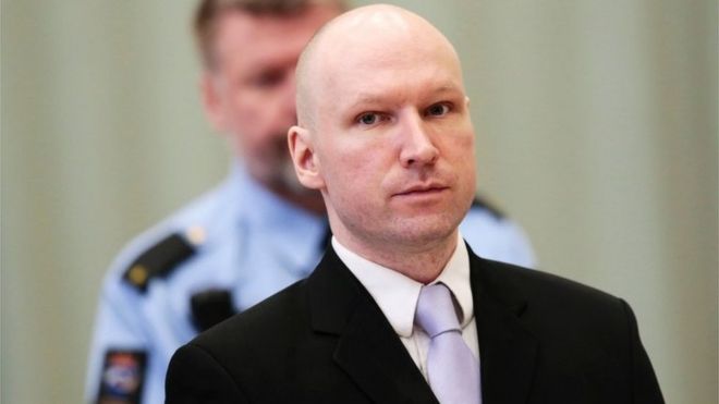 Норвежский массовый убийца Андерс Беринг Брейвик на суде 18 марта 2016 года