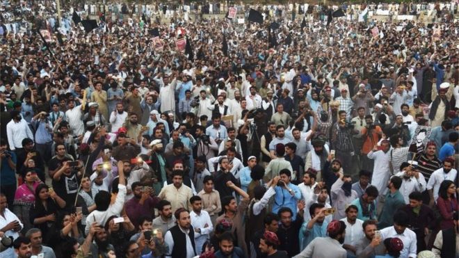 Члены пакистанского движения защиты пуштунов (ПТМ) и студенты-активисты собираются во время демонстрации в Лахоре 22 апреля 2018 года.