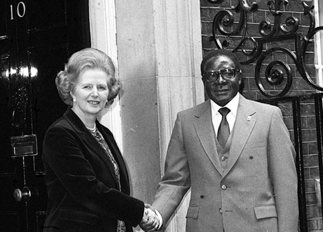 Margaret Thatcher na Robert Mugabe mwaka 1980