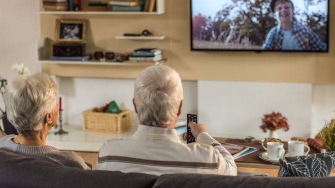 Пожилые люди смотрят телевизор