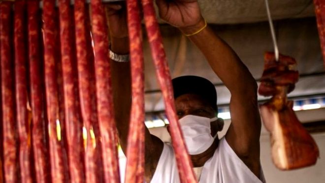 Продавец на рынке в Бразилии