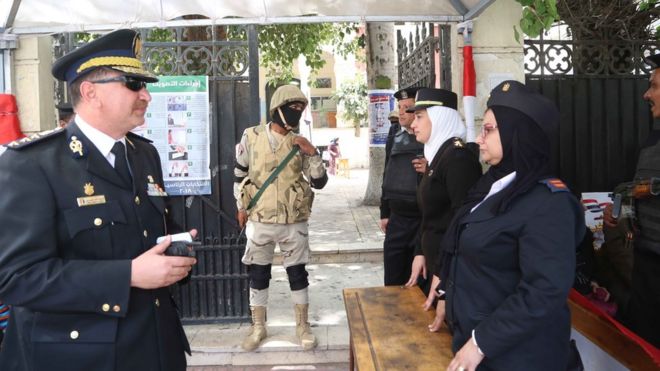 أفراد أمن من الشرطة والجيش أمام إحدى اللجان
