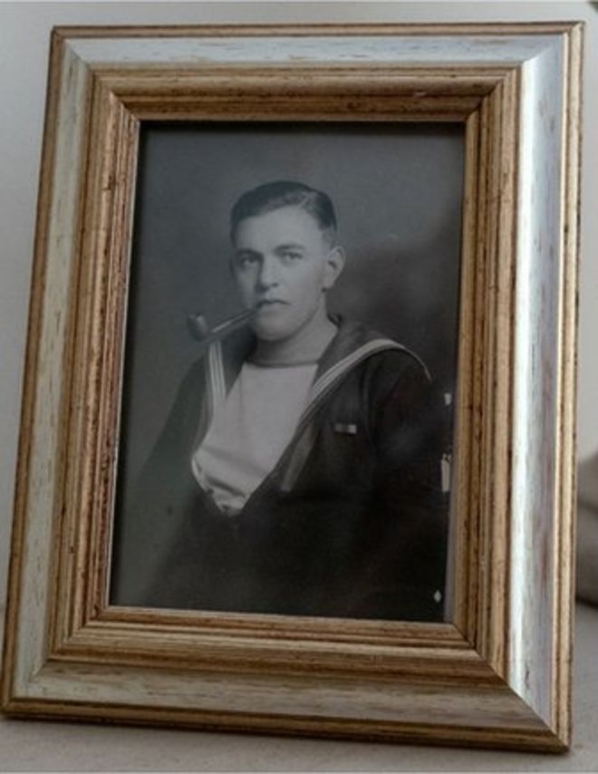 Обрамленная фотография Теда в военной форме военно-морского флота на каминной полке