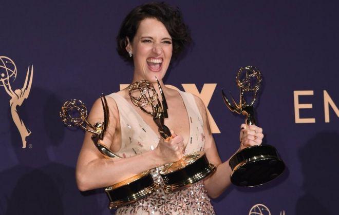Phoebe Waller Bridge con tres Emmys