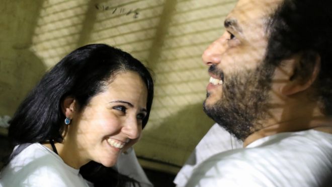 Ая Хиджази и ее муж Мохамед Хассанеин в здании суда в Каире, 23 марта 2017 года