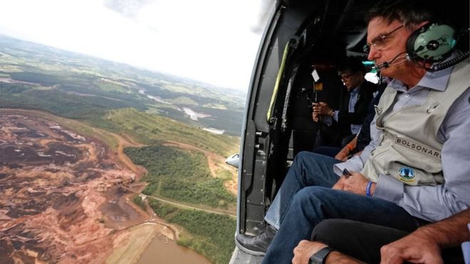 Президент Бразилии Жаир Больсонаро на вертолете, пролетавший над районом, пострадавшим от взрыва плотины, около Брумадинью, Минас-Жерайс, 26 января 2019 года