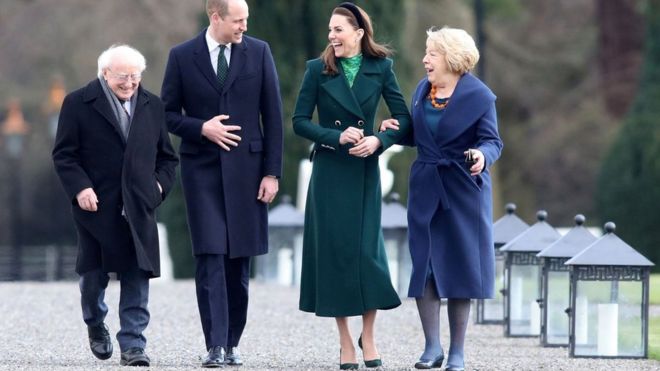 Герцог и герцогиня Кембриджские с президентом Ирландии Майклом Д. Хиггинсом и его женой Сабиной Койн на территории резиденции президента