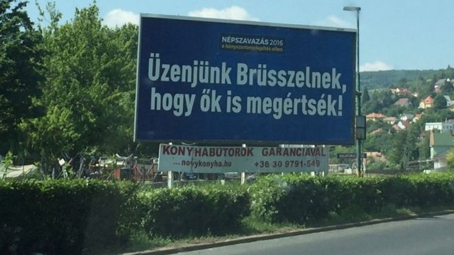 Гигантский плакат на главной дороге гласит: «Давайте отправим сообщение в Брюссель, чтобы они тоже поняли!»