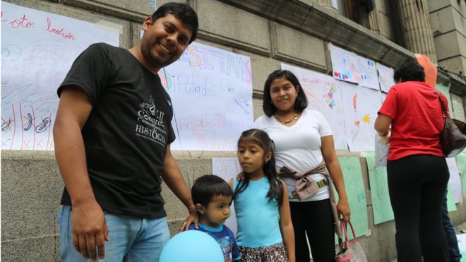 Паула Менчу и ее семья в городе Гватемала - сентябрь 2015 года