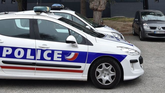 Полицейская машина припаркована в припаркованном в Тулузе 5 декабря 2017 года