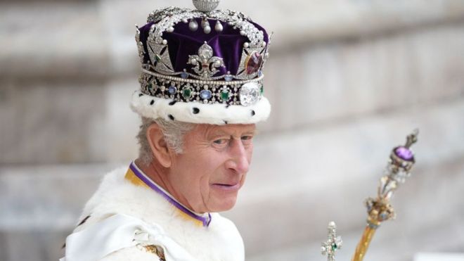 El rey Carlos III en el Palacio de Buckingham tras su coronación.