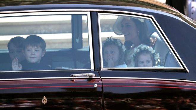 Герцогиня Кембриджская прибывает со страничными мальчиками принцем Джорджем (слева) и Джаспером Дайером и подружками невесты принцессой Шарлоттой (справа) и Флоренс ван Кутсем. Джаспер и Флоренция - крестники принца Гарри