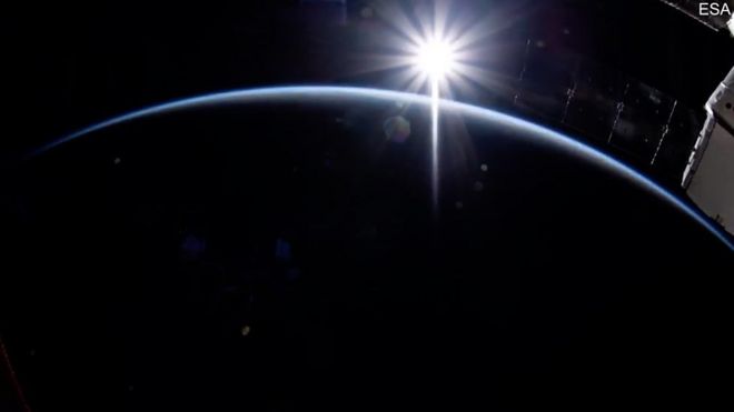 Рассвет с Международной космической станции.
