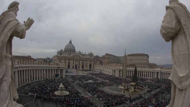 Толпа паломников на площади Святого Петра
