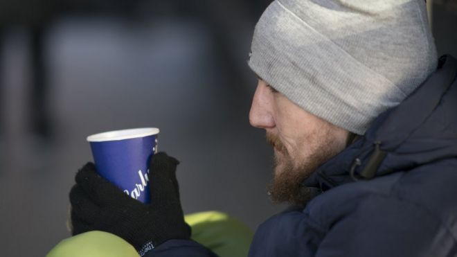 Кризисная благотворительность говорит, что горячий напиток или еда могут оказать большую помощь бездомному