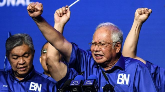 Премьер-министр Малайзии Наджиб Разак выкрикивает лозунги после запуска предвыборного манифеста своей коалиции в Куала-Лумпуре, апрель 2018 года