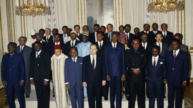 Семейная фотография глав африканских государств, позирующих вместе со своим французским коллегой Франсуа Миттераном