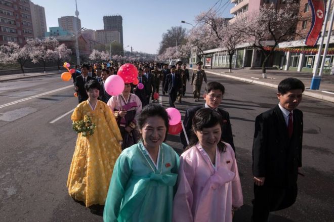 Участники в традиционном корейском платье отправляются на церемонию открытия жилого комплекса на улице Рёмён в Пхеньяне 13 апреля 2017 года.