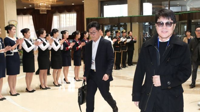 Южнокорейский певец Чо Йонг-пил (справа) прибывает в международный аэропорт Пхеньяна в Пхеньяне, Северная Корея, 31 марта 2018 года