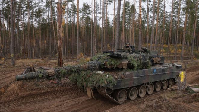 A leopard 2 tank doing military exercises