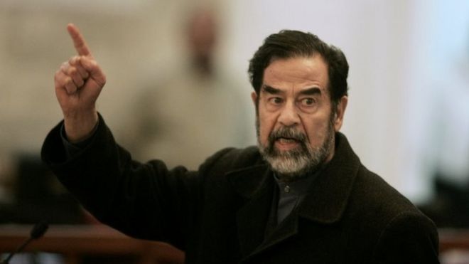 Саддам Хусейн во время судебного процесса
