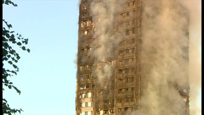 ロンドン高層住宅火災　朝も消火活動続き