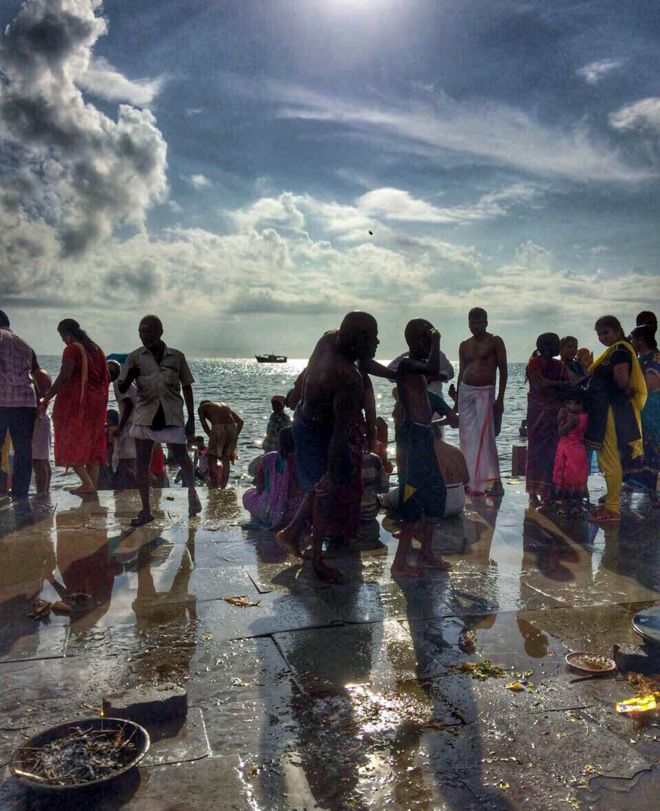 Люди купаются на берегу в водах в Рамешвараме