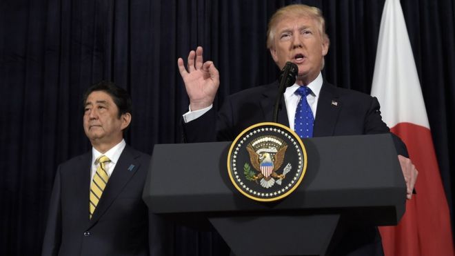 Президент США Дональд Трамп выступает вместе с премьер-министром Японии Синдзо Абэ после запуска ракеты в Северной Корее в воскресенье, 11 февраля 2017 года