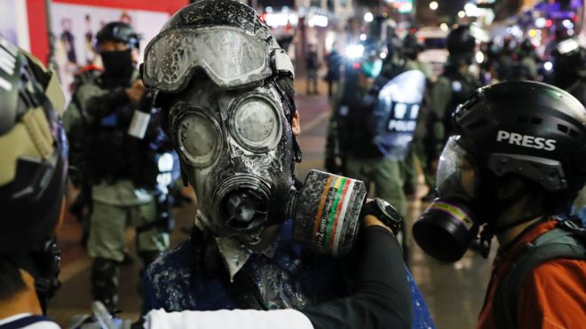 香港旺角一场警民冲突中一名戴着防毒面罩记者被防暴警察以胡椒喷雾喷满一脸（29/2/2020）