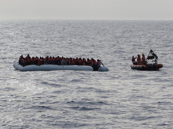 Спасательная лодка приближается к шлюпке мигранта
