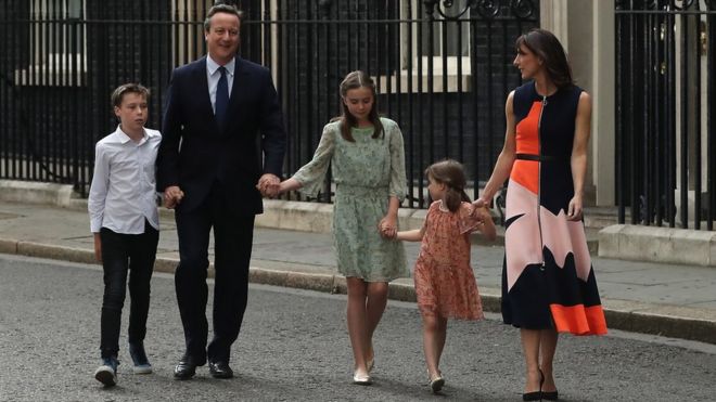 Дэвид Кэмерон покидает Даунинг-стрит со своей семьей