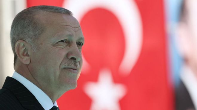 Cumhurbaşkanı Recep Tayyip Erdoğan ve Türk bayrağı
