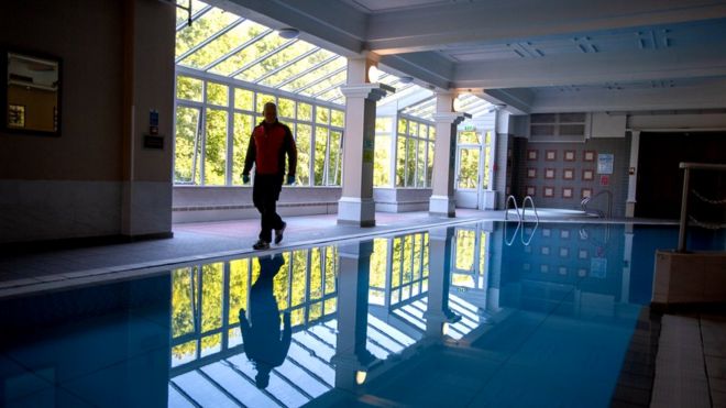 Will Whelan revisa la piscina del hotel Royal County.