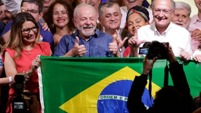 Lula celebra el triunfo.