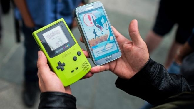 Игрок отображает видеоигру Pokemon на Game Boy (слева) и приложение Pokemon Go на смартфоне (справа) - (16 июля 2016 года)