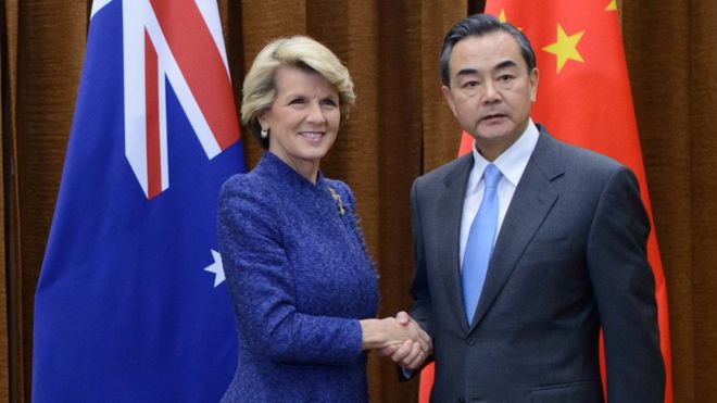 Министр иностранных дел Австралии Джули Бишоп со своим китайским коллегой Ван Йи