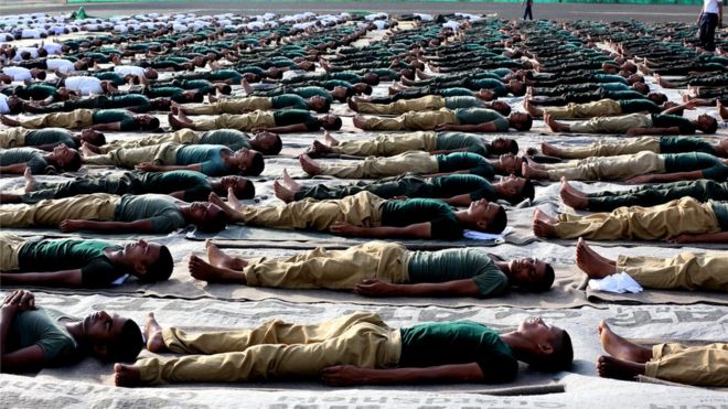 Военнослужащие индийской армии из третьего направления «Электронное машиностроение» (EME) практикуют йогу на военной станции по случаю Всемирного дня йоги в Бхопале, Индия, 21 июня 2017 года.