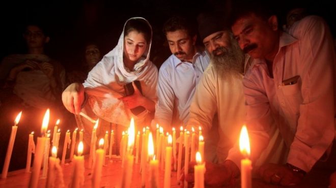Peshawar mourners hold a candle-lit vigil after the Quetta attack