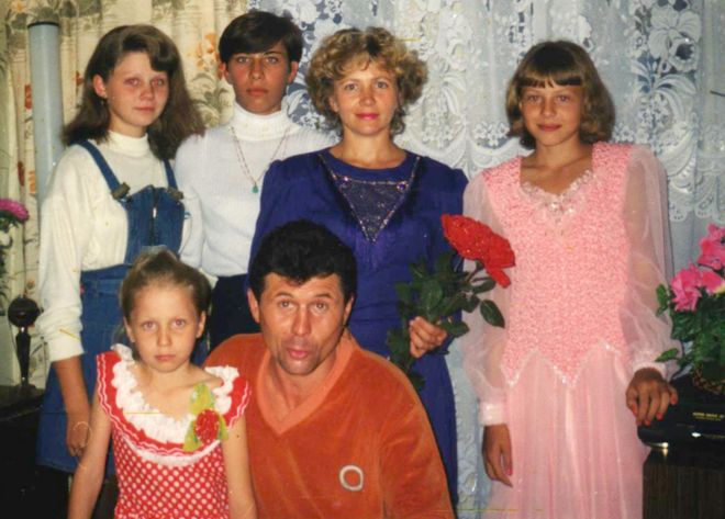 Степанова (справа) в детстве - ее отец бил ее мать, братьев и сестер